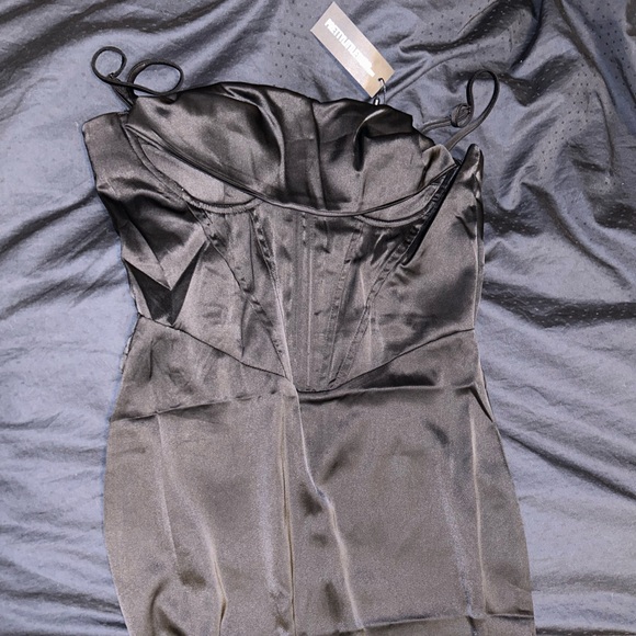 BLACK SILK DRESS PRETTY LITTLE THING - Picture 5 of 5